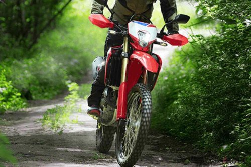 得意なのは林道だけじゃない! 軽量だから街乗りだってラクラクな国内メーカー「中型オフロードバイク」3選