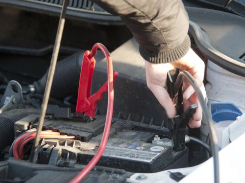 ¿Por qué la batería de tu coche suele morir en invierno? La verdad sobre su vida útil y el frío extremo