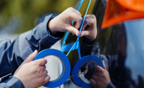 ¿Por qué deberías guardar unos calcetines viejos y un rollo de cinta adhesiva en el coche?