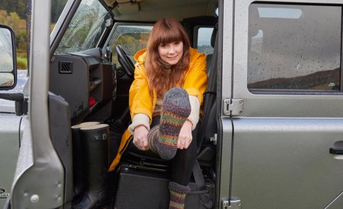 ¿Por qué deberías guardar unos calcetines viejos y un rollo de cinta adhesiva en el coche?