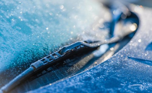 ¿Por qué deberías guardar unos calcetines viejos y un rollo de cinta adhesiva en el coche?