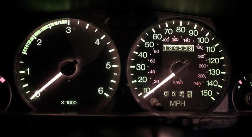 Haces esto pensando que estás cuidando tu coche y estás haciendo lo contrario: mecánico destaca los errores a evitar al volante