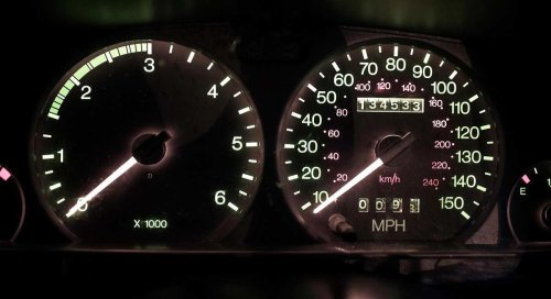 Haces esto pensando que estás cuidando tu coche y estás haciendo lo contrario: mecánico destaca los errores a evitar al volante