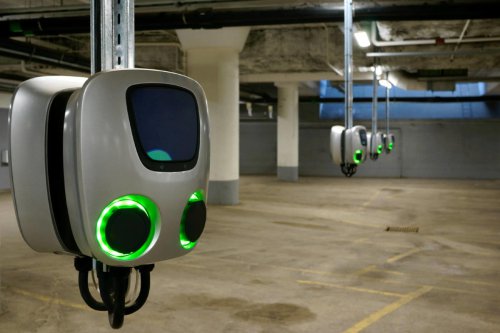 China reinventa el garaje: el robot que baja del techo, busca tu coche y lo carga sin que tú hagas nada