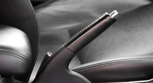 El consejo de un mecánico a todos los conductores: "Así se sube el freno de mano de tu coche sin dañarlo"