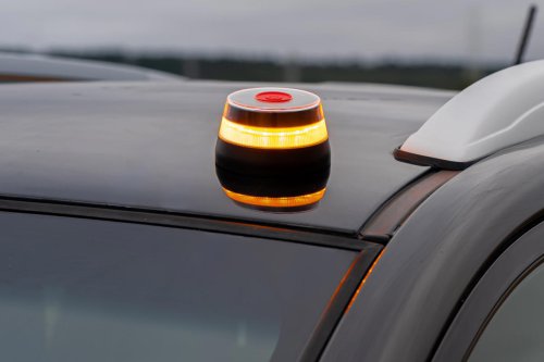 La Comisión Europea señala a España y la DGT por la baliza V‑16 obligatoria, pero deja una duda clave en el aire