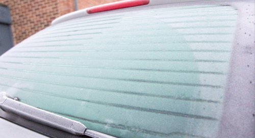 Para qué sirven realmente las líneas de la luneta trasera de tu coche: esta es la razón técnica que pocos conocen