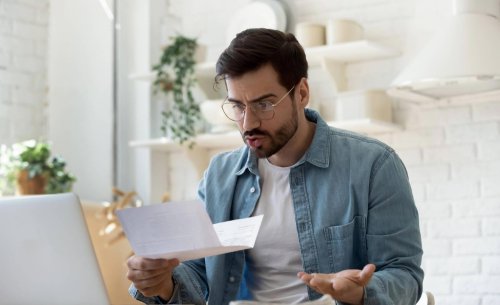 Aparcó al lado y jamás pensó que terminaría así: su coche quedó destrozado y literalmente derretido
