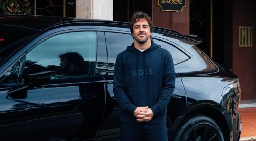 Fernando Alonso se deja ver en Mónaco conduciendo uno de los coches más míticos de los rallies