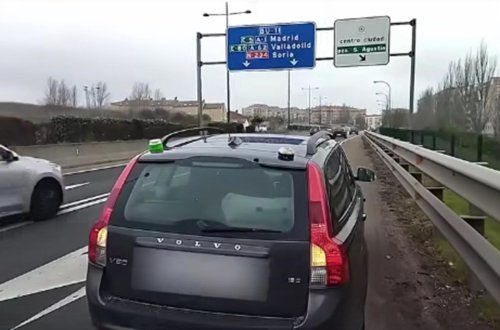 Citroën | ¿Cuándo se puede usar el arcén con un coche sin que te multen? Esta es la norma que la mayoría de conductores ignoran