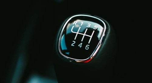 Es mejor dejar el coche en punto muerto o en primera después de aparcarlo: un experto da la respuesta definitiva