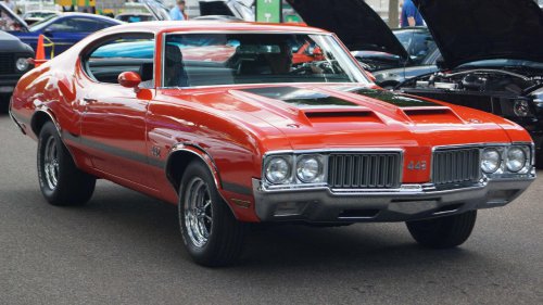 The 1970 Oldsmobile 442 delivers 360 hp with standout engineering