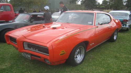 8 old-school V8 cars that still feel dangerous in the best way
