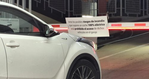 La polémica en el centro de Madrid: este aparcamiento no deja entrar coches eléctricos por este motivo y enfurece a los conductores