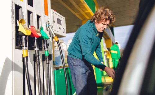 Descubre dónde llenar tu depósito sin pagar de más: las apps que lo hacen posible