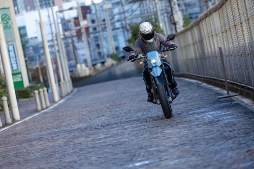 はじめて公道で新型『DR-Z4SM』に乗った感想→サーキットと印象がまるで違うんだが【SUZUKI DR-Z4SM インプレ・レビュー① 街乗り編】