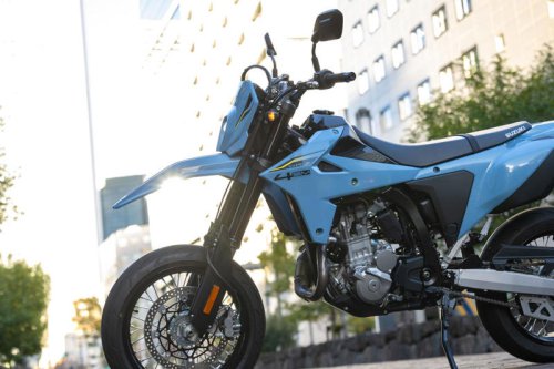 はじめて公道で新型『DR-Z4SM』に乗った感想→サーキットと印象がまるで違うんだが【SUZUKI DR-Z4SM インプレ・レビュー① 街乗り編】