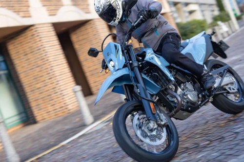 はじめて公道で新型『DR-Z4SM』に乗った感想→サーキットと印象がまるで違うんだが【SUZUKI DR-Z4SM インプレ・レビュー① 街乗り編】