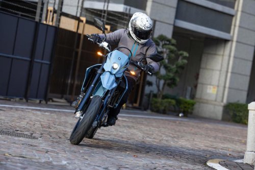 はじめて公道で新型『DR-Z4SM』に乗った感想→サーキットと印象がまるで違うんだが【SUZUKI DR-Z4SM インプレ・レビュー① 街乗り編】