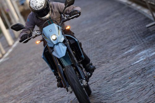 はじめて公道で新型『DR-Z4SM』に乗った感想→サーキットと印象がまるで違うんだが【SUZUKI DR-Z4SM インプレ・レビュー① 街乗り編】