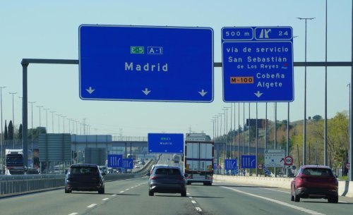 ¿Por qué las señales de las carreteras son azules en España, pero verdes en otros países de Europa?