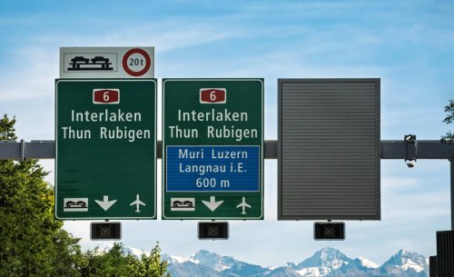 ¿Por qué las señales de las carreteras son azules en España, pero verdes en otros países de Europa?