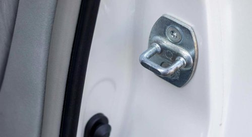 Para qué sirve el gancho en la puerta del coche: este es el uso práctico que pocos conductores conocen