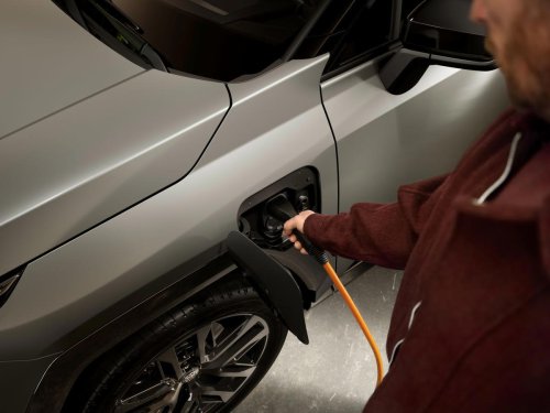 Nos hemos subido al nuevo Toyota RAV4: 5 razones por las que nos gusta y sus precios en España