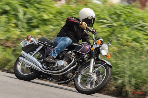 【ホンダドリームCB500FOUR（1971）回顧試乗】渋く速い大人の4気筒を味わう