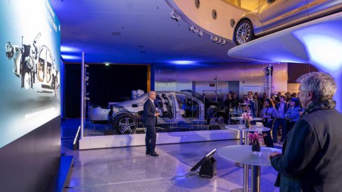 Mercedes, Mercedes' plan to screw car headlights solves one of modern cars' biggest problems