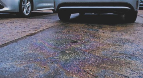 Si cuando paras tu coche huele a combustible, no es normal: experto en motor da la solución al problema