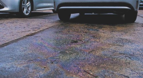 Si cuando paras tu coche huele a combustible, no es normal: experto en motor da la solución al problema