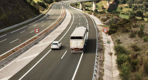 El BOE lo confirma: a partir de ahora estará prohibido adelantar camiones en determinados tramos
