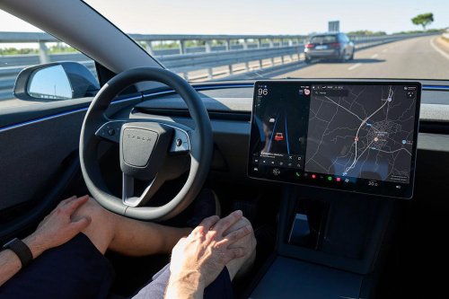 Tesla, Lexus, China quiere prohibir los volantes 'yoke' como los de Tesla y Lexus por considerarlos peligrosos