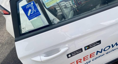 Todos los taxis de Madrid están obligados a llevar esta pegatina en la ventanilla, pero ¿qué significa?