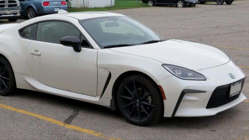 10 cars that are horrendously boring to drive &amp; 10 that are super fun