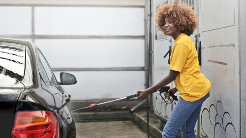10 reasons drivers prefer professional car washes & 10 reasons they hate them
