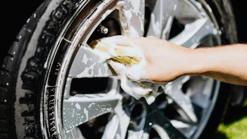 10 reasons drivers prefer professional car washes & 10 reasons they hate them