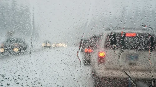 La DGT dice lo que no debes hacer en el coche en invierno tanto si conduces como si vas de pasajero