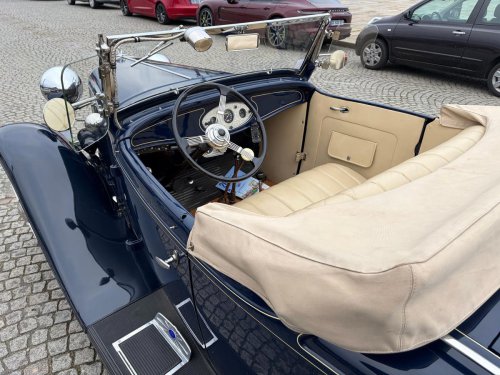 Check out all the cool cars of La Traversee de Paris