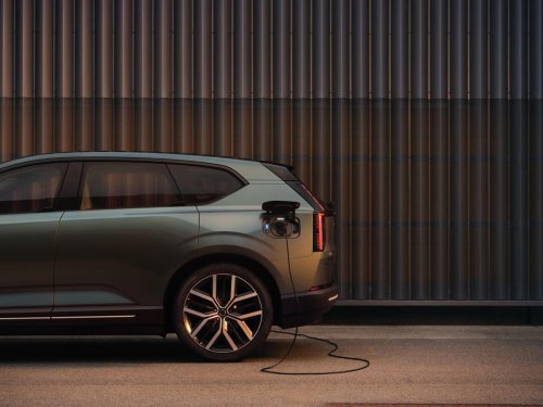 El embajador de Suecia y el CEO de Volvo destapan en Madrid el nuevo Volvo EX60