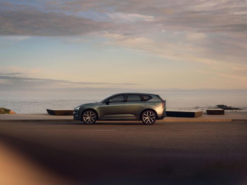 Pasado y presente del cinturón de seguridad: Volvo presenta en Madrid uno adaptativo para el EX60