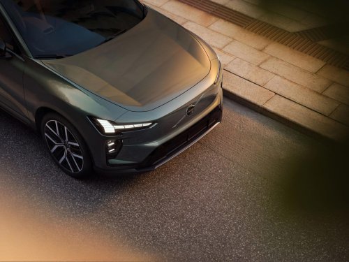 El embajador de Suecia y el CEO de Volvo destapan en Madrid el nuevo Volvo EX60