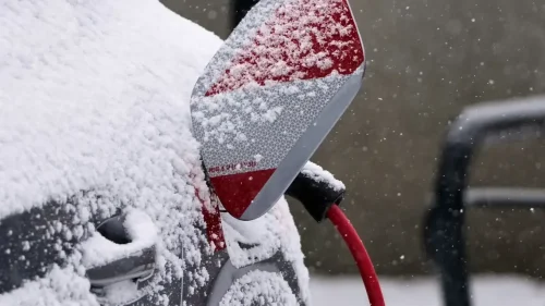 La DGT confirma que los vehículos eléctricos son más sensibles a las bajas temperaturas y da las claves de cómo cuidarlos en invierno