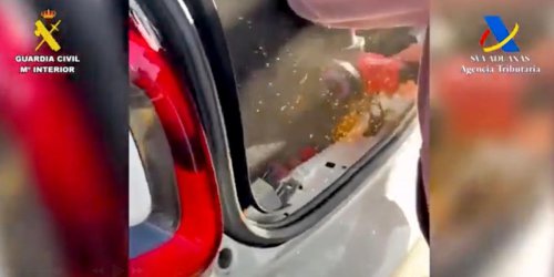 La Guardia Civil corta con una radial la parte trasera de su Fiat 500 tras desembarcar en Palma