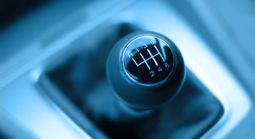 Por qué el coche hace ruido al meter marcha atrás: mecánico explica cómo evitar que la caja de cambios rasque