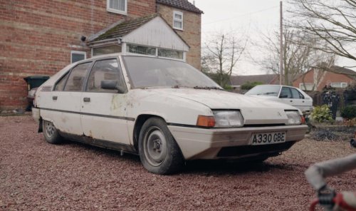 Un ingeniero aeronáutico compró un coche nuevo y lo dejó abandonado 38 años en un granero: no te vas a creer la razón