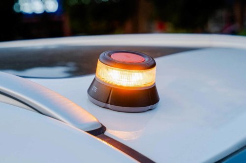 Los fabricantes de la baliza V-16 acusan a la DGT de falta de claridad con las multas: ¿tú sabes cuál es la sanción por no usarla?