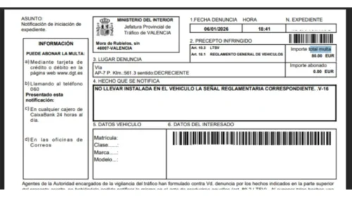 Multado con 80 euros y tenemos la prueba. A pesar del periodo de gracia, la Guardia Civil ya ha comenzado a multar por no llevar baliza V16