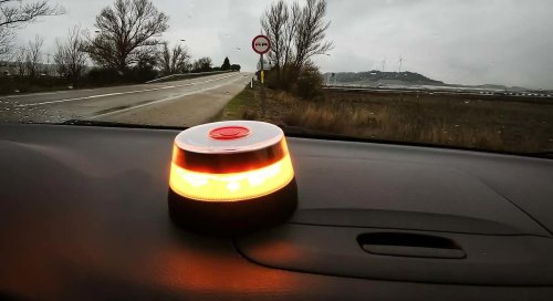 La DGT ya está multando a los conductores que no llevan la baliza V16: se acabó el periodo de gracia